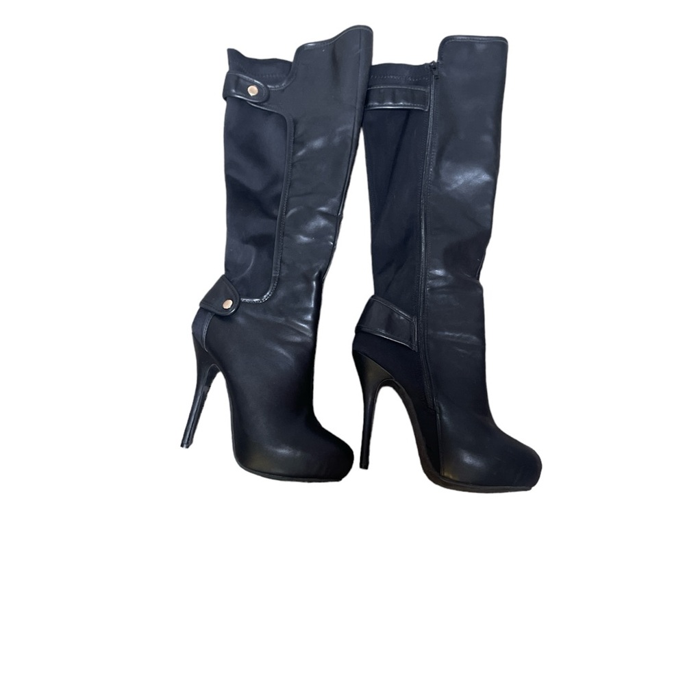 Platform knee-high black boots zip up